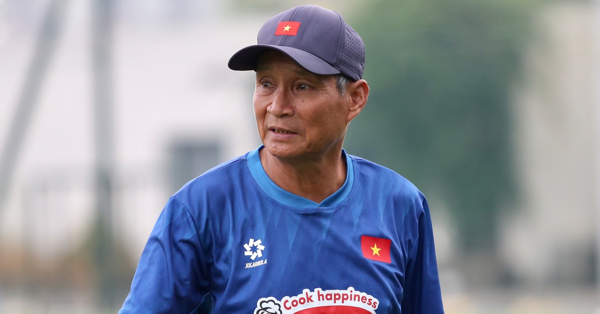 HLV Mai Đức Chung 'lên dây cót' cho tuyển nữ Việt Nam trước trận tái đấu Thái Lan