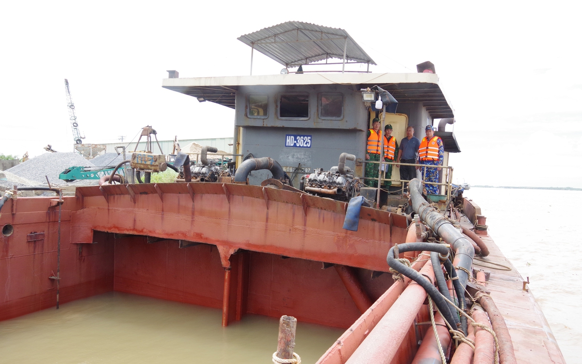 Bắt 2 tàu sắt nghi khai thác, vận chuyển 350m³ cát trái phép