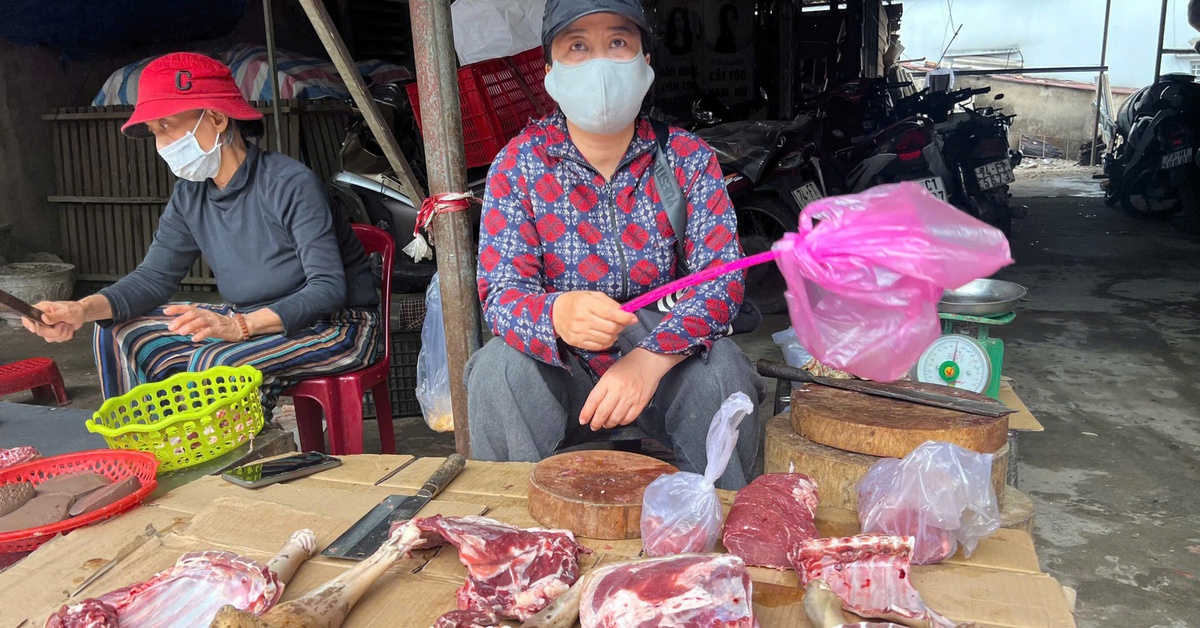 Tiểu thương 'nín thở' sống chung dịch tả heo châu Phi, mong khách hàng đừng quay lưng