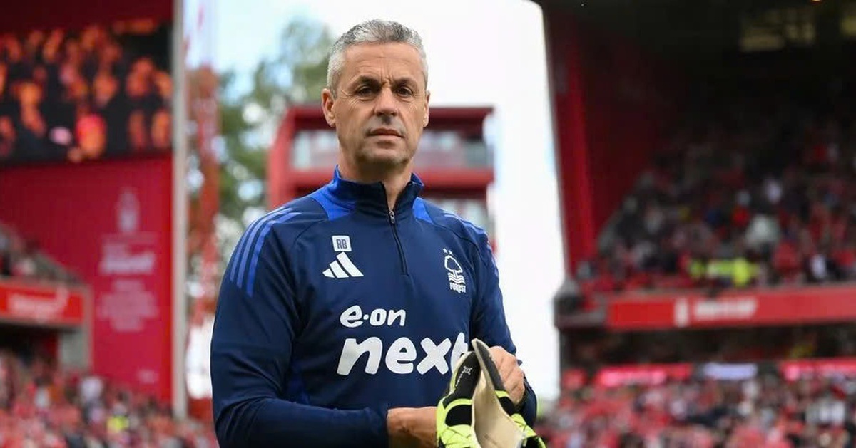 HLV ở Premier League phải khâu 6 mũi vì ăn mừng quá khích