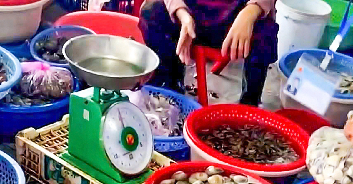 Đoàn kiểm tra nói gì về việc ‘cân gian, cân thiếu’ tại chợ Đồng Hới?