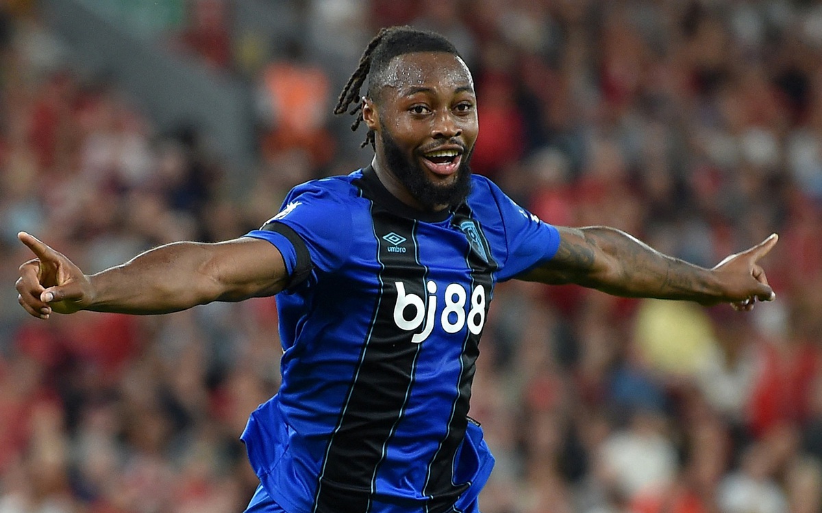 CĐV khuyết tật phân biệt chủng tộc với sao Bournemouth bị cấm đến sân vĩnh viễn