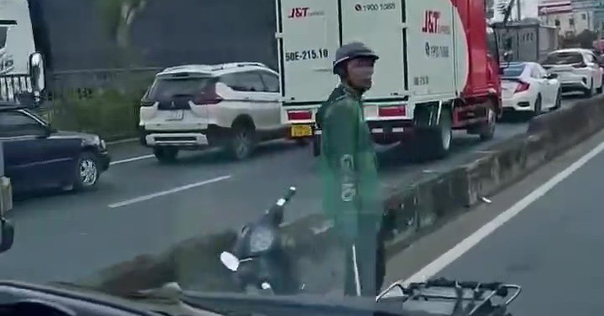 Clip Gây Chấn Động: Tài Xế Xe ôm Công Nghệ 'Điên Đồ' Đập Vỡ Kính Xe Tải Trên Đường Lê Quang Đạo - Sự Việc Ra Sao?