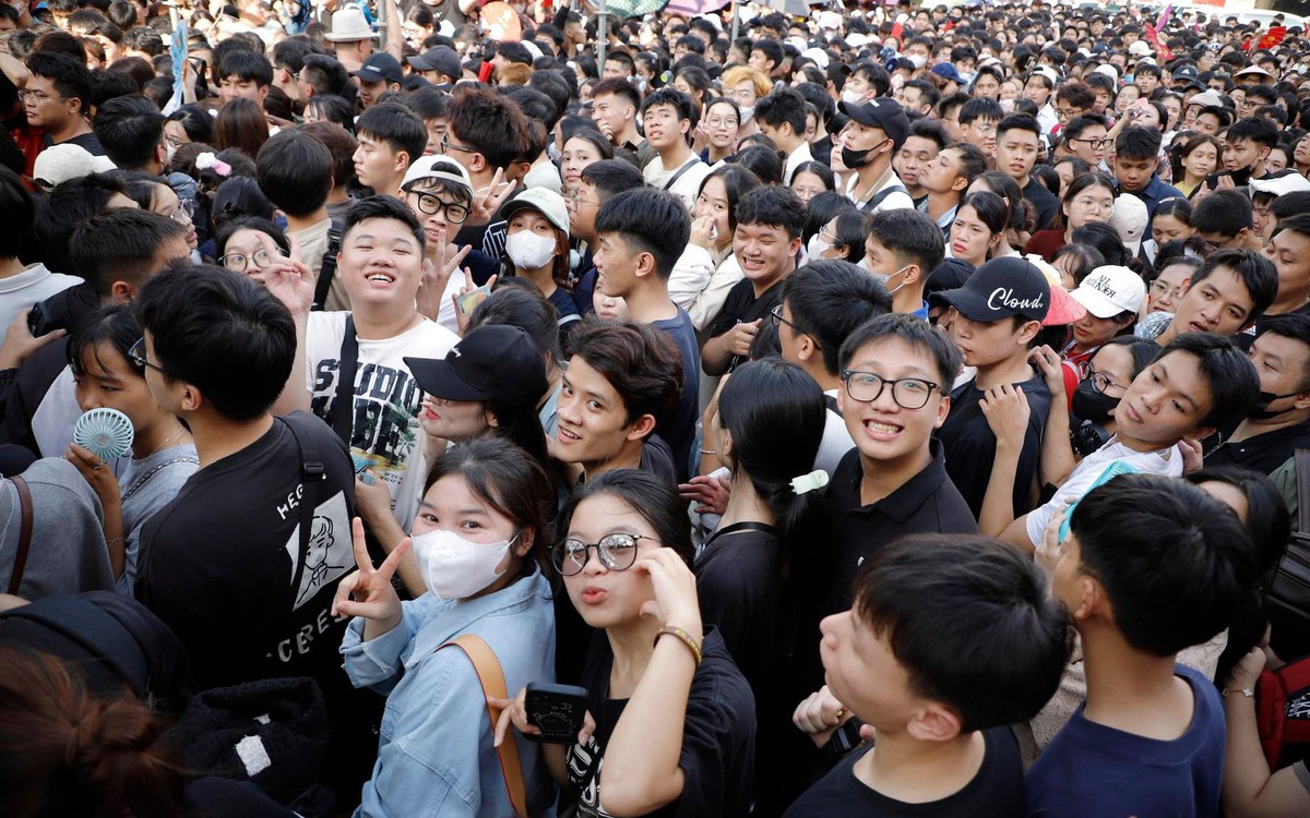 Hàng ngàn người chờ nhận vé 'Việt Nam trong tôi concert'