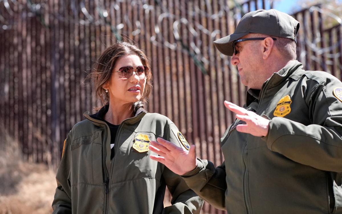 Ông Trump muốn bức tường biên giới 'nóng bỏng tay' để ngăn vượt biên