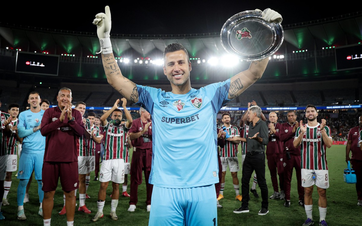 Xuất hiện cầu thủ phá vỡ kỷ lục chơi nhiều trận nhất lịch sử bóng đá