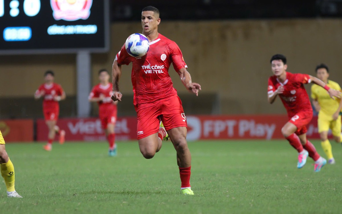 Video: Pha bỏ lỡ khó tin tiền đạo Thể Công - Viettel