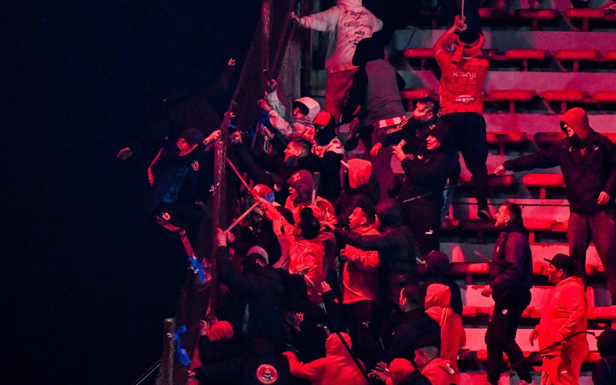 Đánh nhau như 'phim kinh dị' trên khán đài, tổng thống Chile lên tiếng