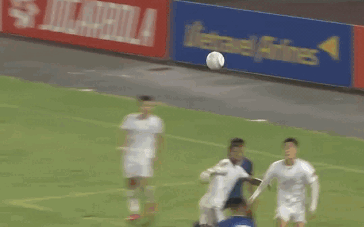 Video thủ môn Trung Kiên hóa người hùng khi liên tiếp cứu thua khó tin