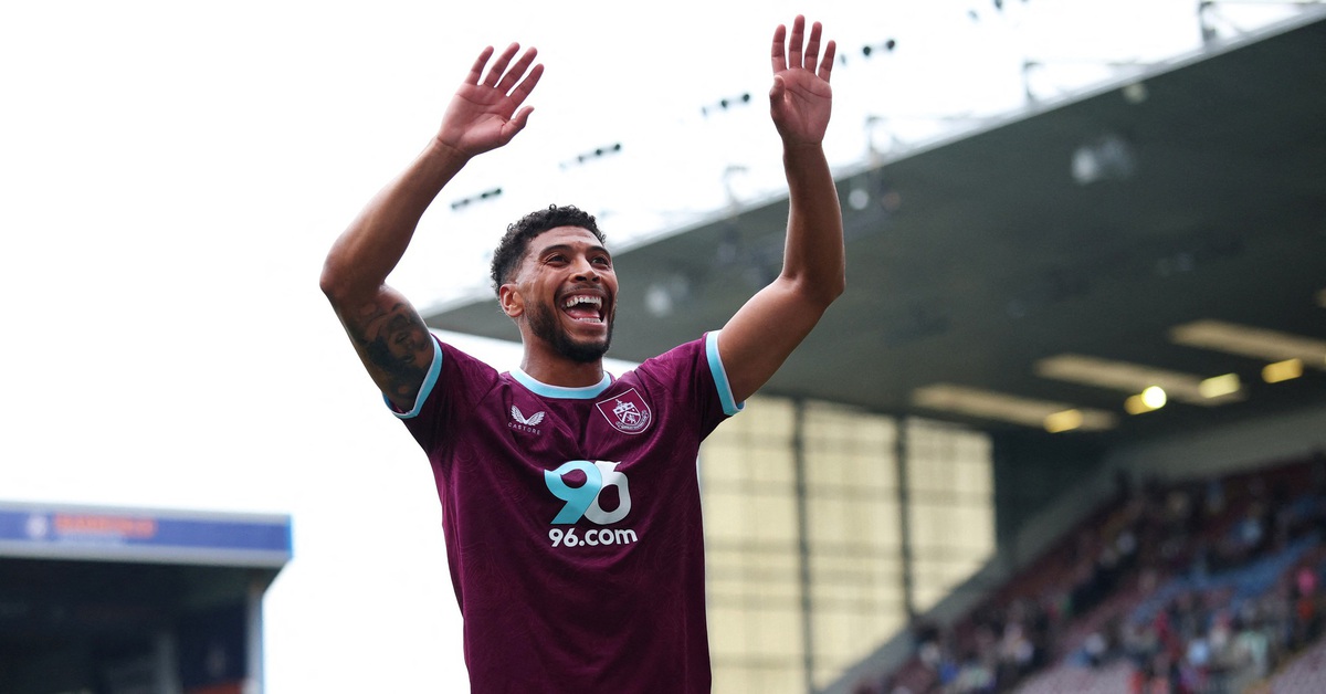 Trận đấu ở Premier League tạm dừng vì lý do hy hữu