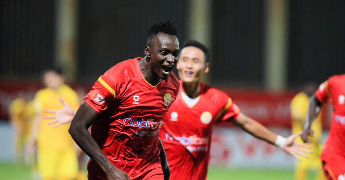 Xem video ngoại binh PVF-CAND nhận thẻ đỏ sau pha đánh nguội lộ liễu