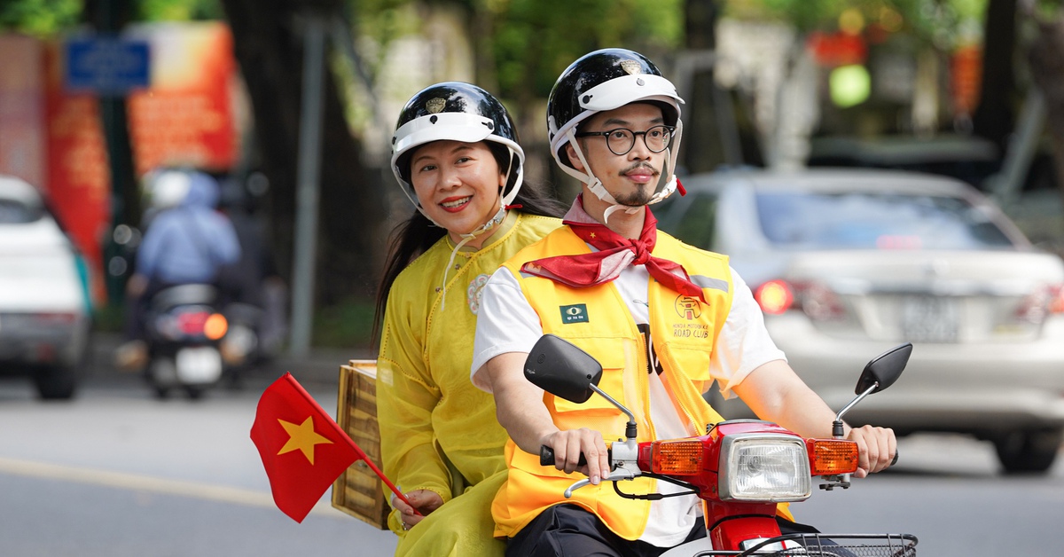 Độc lạ tour xe Độc lập khám phá Hà Nội trên xe Cub đỏ lừng lẫy một thời