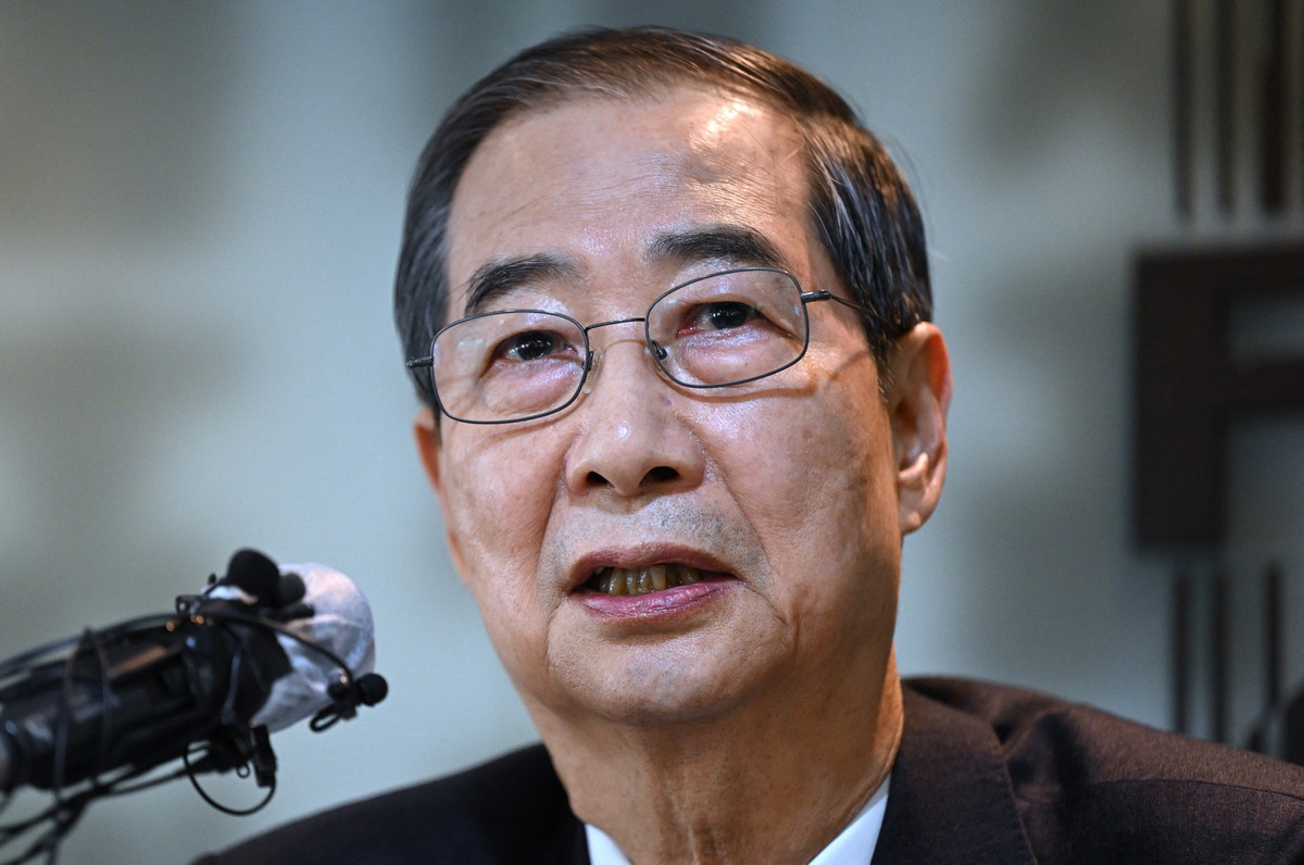 Cựu thủ tướng Hàn Quốc Han Duck Soo bị yêu cầu bắt giữ vì liên quan thiết quân luật