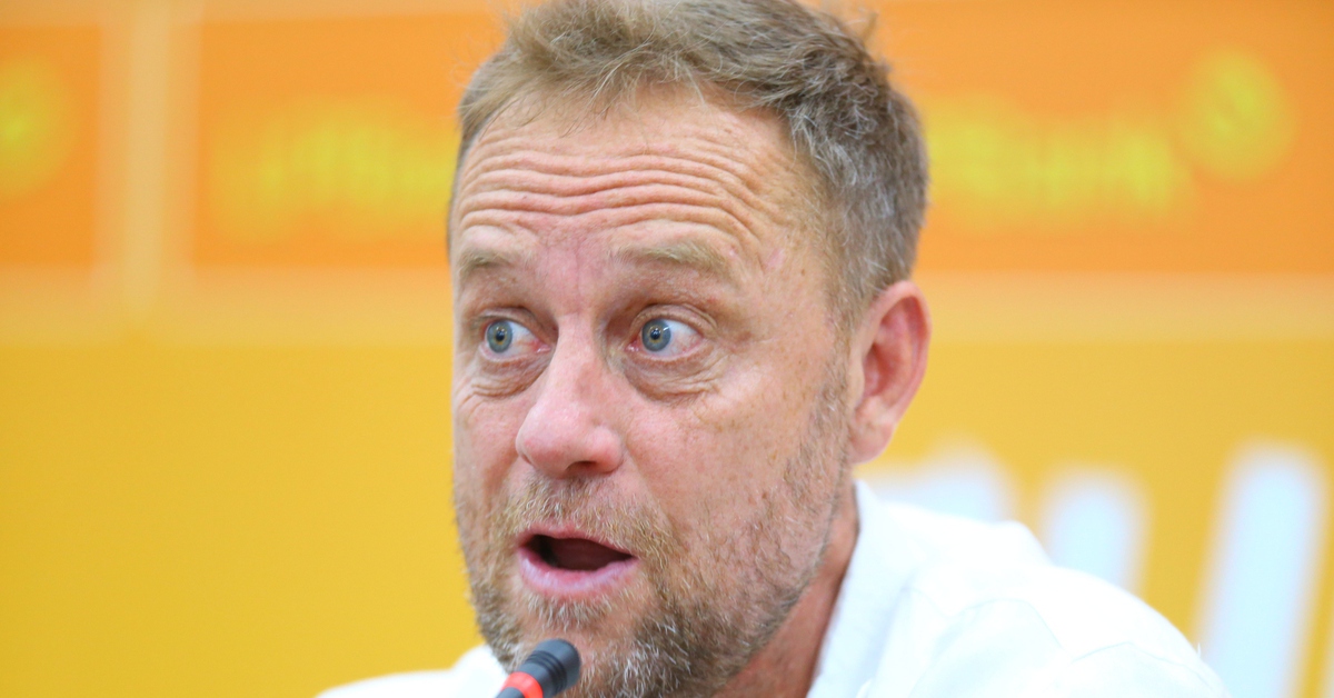 HLV Polking: Pressing trọng tài không phải là chiến thuật, thẻ vàng bị oan