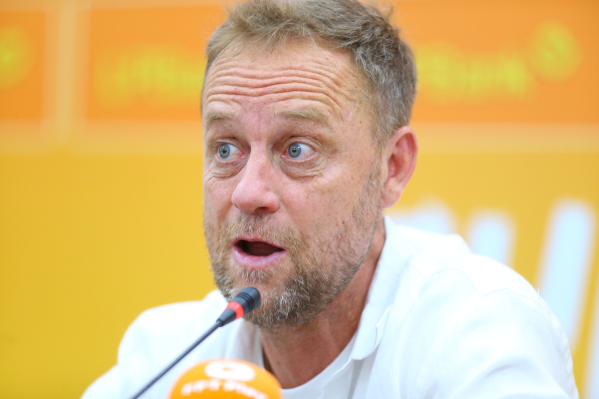 HLV Polking: Pressing trọng tài không phải là chiến thuật, thẻ vàng bị oan