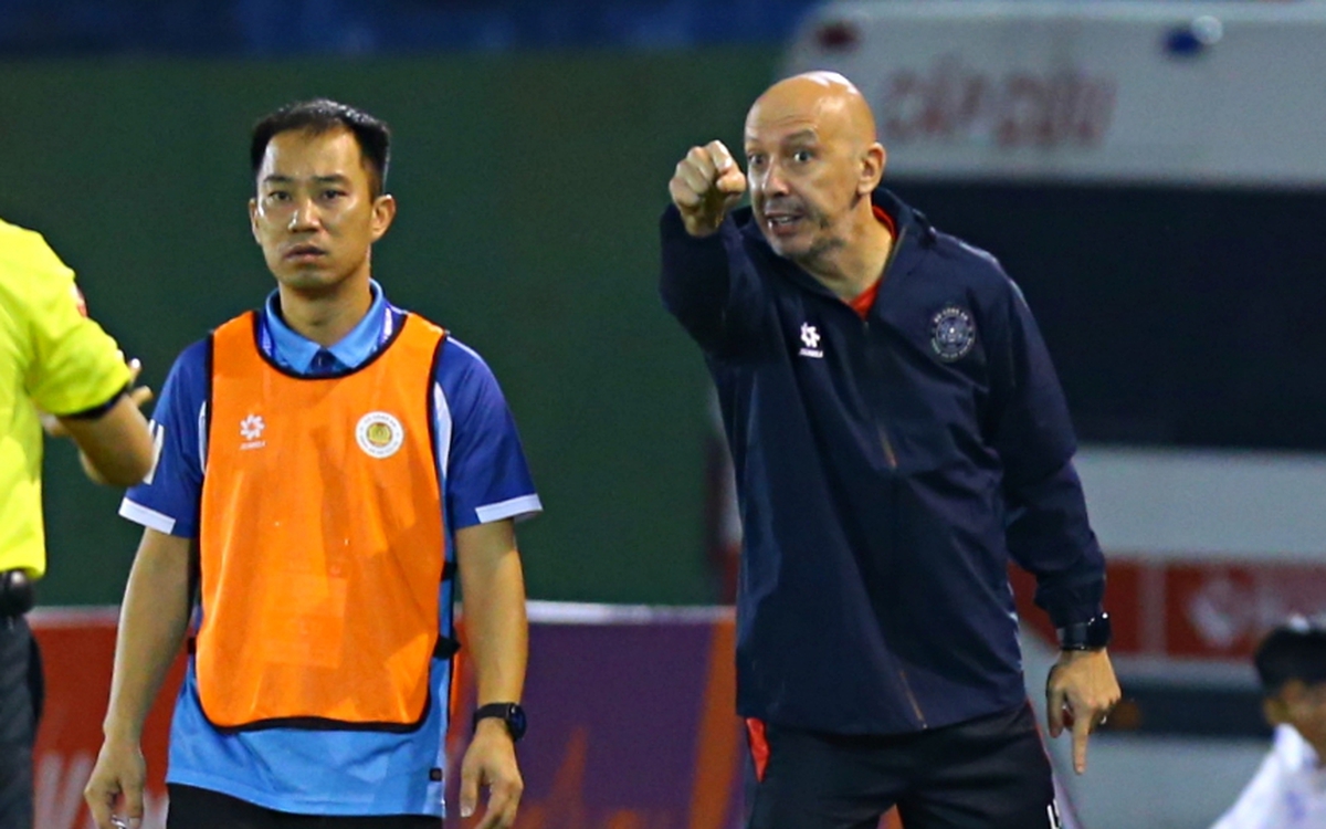 Trợ lý ông Polking trốn vào phòng thay đồ, trọng tài dừng trận đấu trên sân Bình Dương