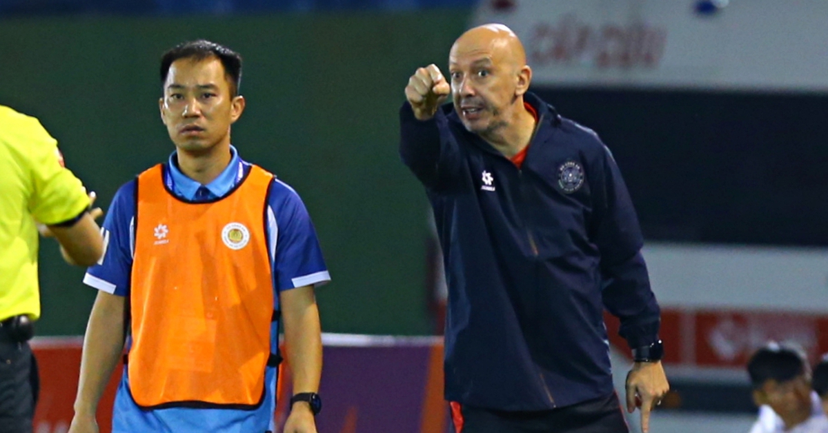 Trợ lý ông Polking trốn vào phòng thay đồ, trọng tài dừng trận đấu trên sân Bình Dương