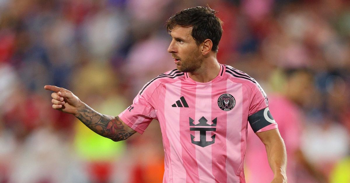 Messi cho Ronaldo 'hít khói' trong các trận chung kết