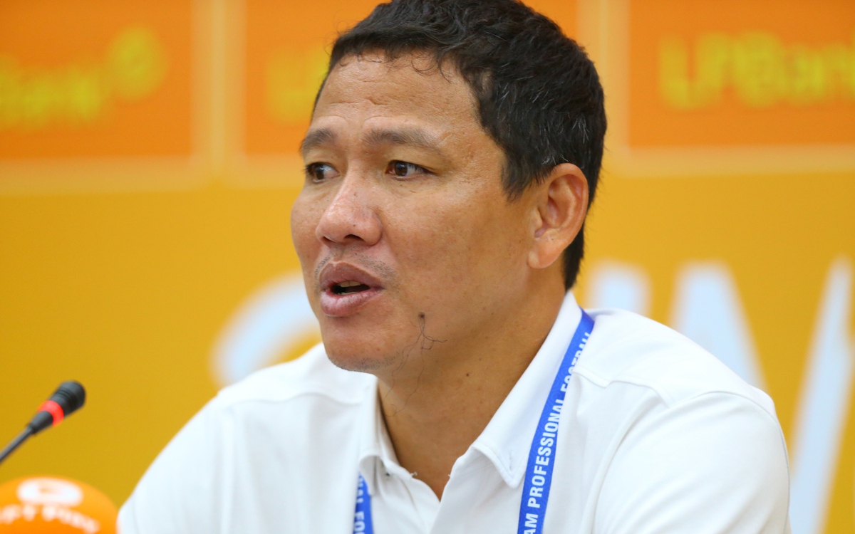 HLV Anh Đức không hài lòng về tấm thẻ đỏ của Kizito