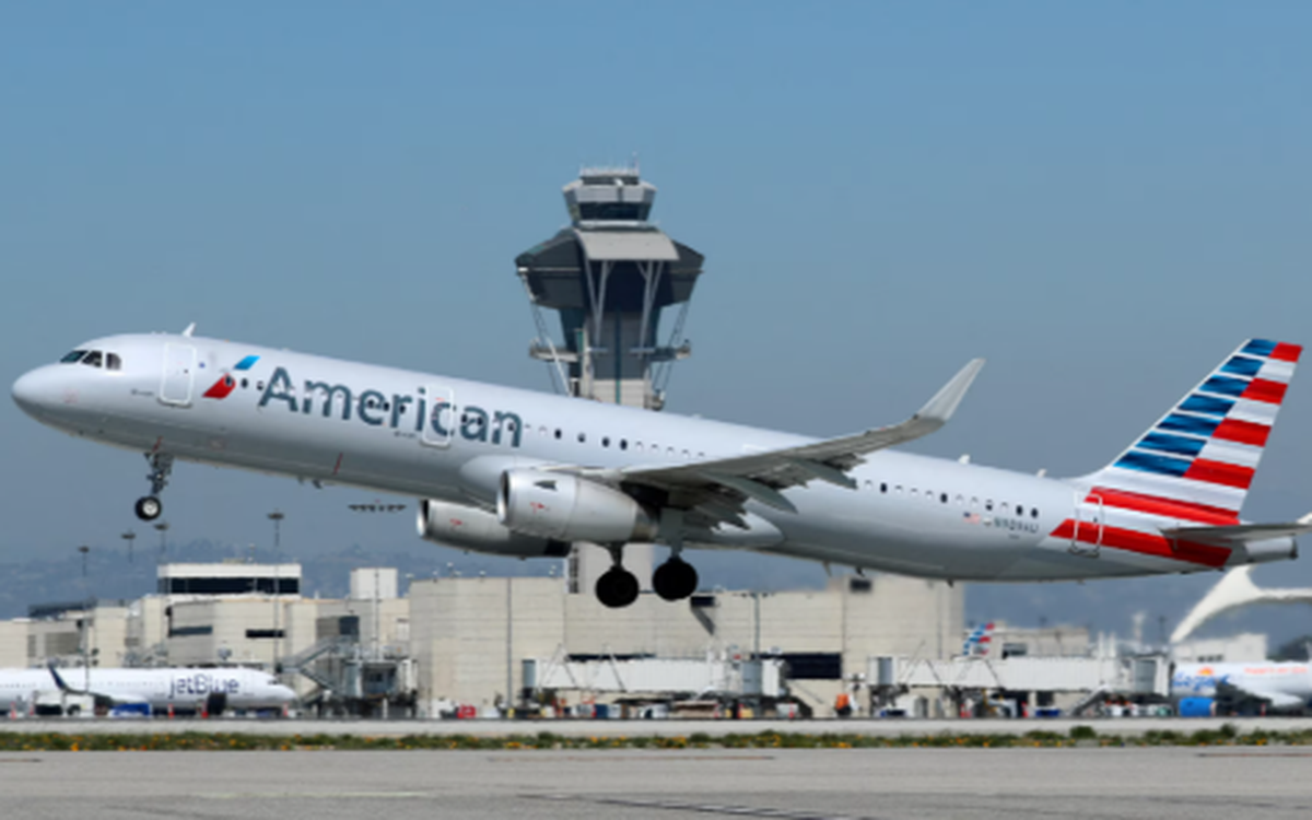 Chuyến bay American Airlines hạ cánh khẩn vì thiết bị của hành khách bốc cháy