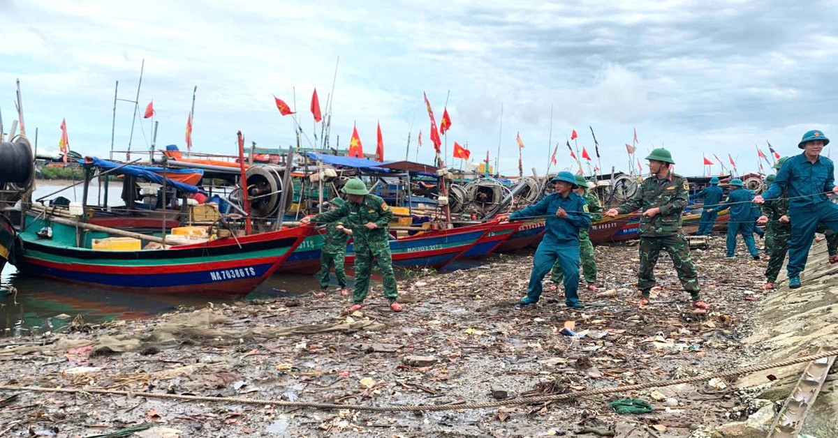 Bộ đội cùng ngư dân chằng buộc tàu thuyền ứng phó bão số 5