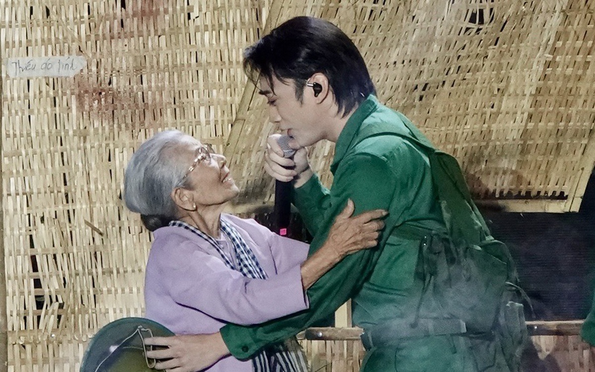 Tác giả hit Phép màu hóa Hải của Mưa đỏ, Soobin là người lính trở về trong Concert Sao nhập ngũ