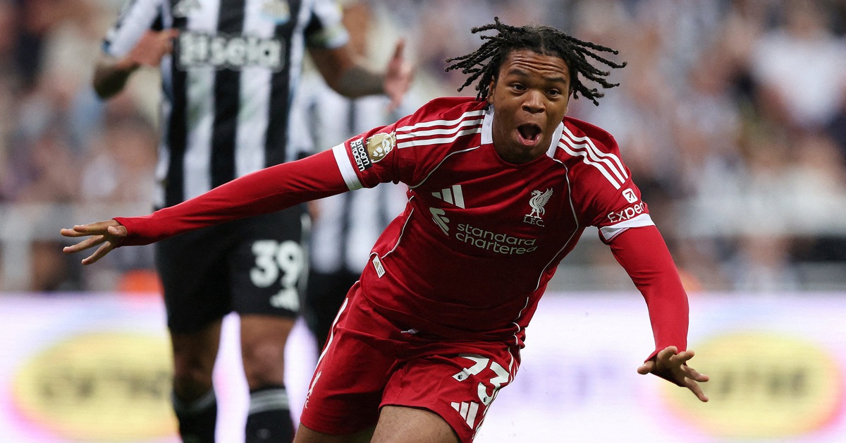 Tiết lộ gây sốc về cầu thủ 16 tuổi Liverpool 'bắn hạ' Newcastle