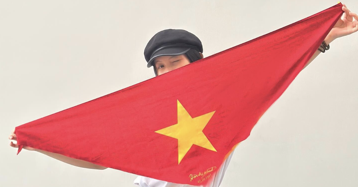Một phụ kiện thời trang bất ngờ 'sốt hàng' trước thềm Quốc khánh 2-9