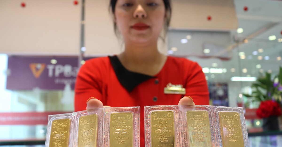 Giá vàng miếng SJC vượt 127 triệu đồng/lượng, cao chưa từng có