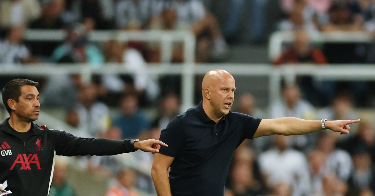 HLV Arne Slot chỉ trích lối chơi phản bóng đá của Newcastle