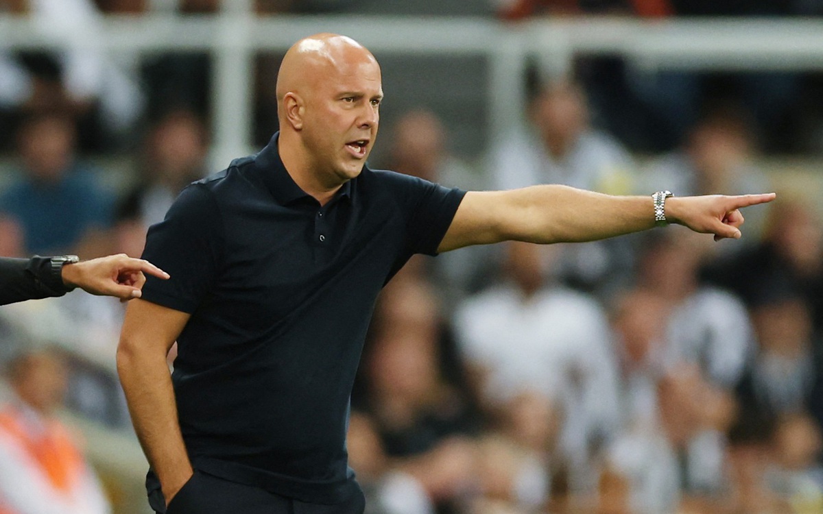 HLV Arne Slot chỉ trích lối chơi phản bóng đá của Newcastle