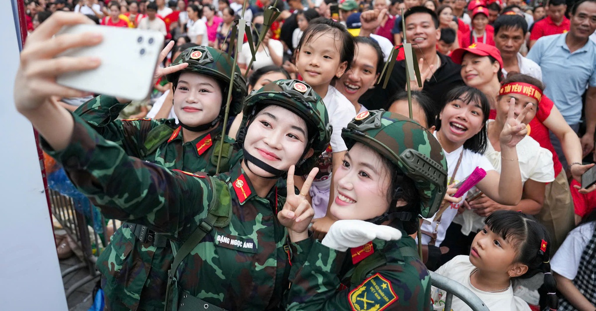 Bí quyết trang điểm 'vượt nắng, thắng mưa' hot rần rần của các chiến sĩ nữ A80