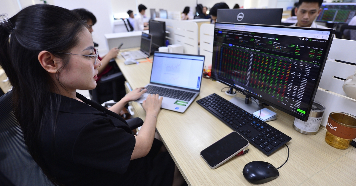Lộ diện những nhà đầu tư 'miệt mài' gom cổ phiếu phiên VN-Index tăng 53 điểm