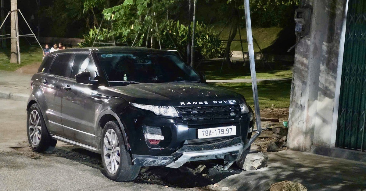 Xe Range Rover tông nhiều xe máy rồi bỏ chạy