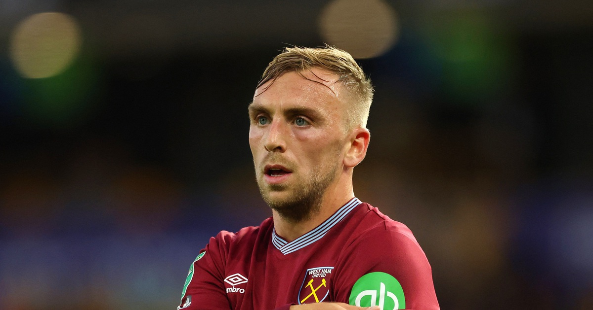 Ngôi sao của West Ham xô xát với người hâm mộ