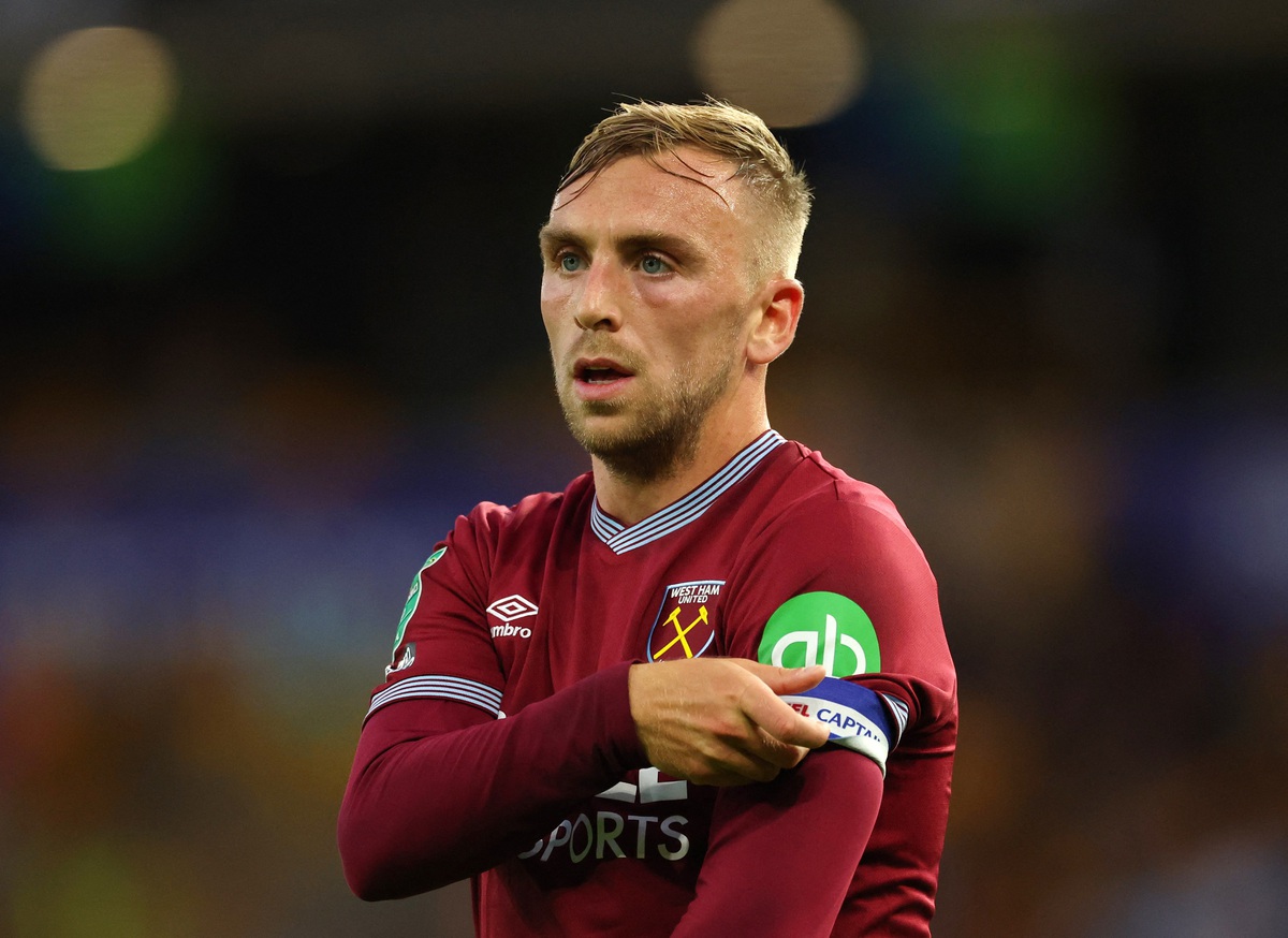 Ngôi sao của West Ham xô xát với người hâm mộ