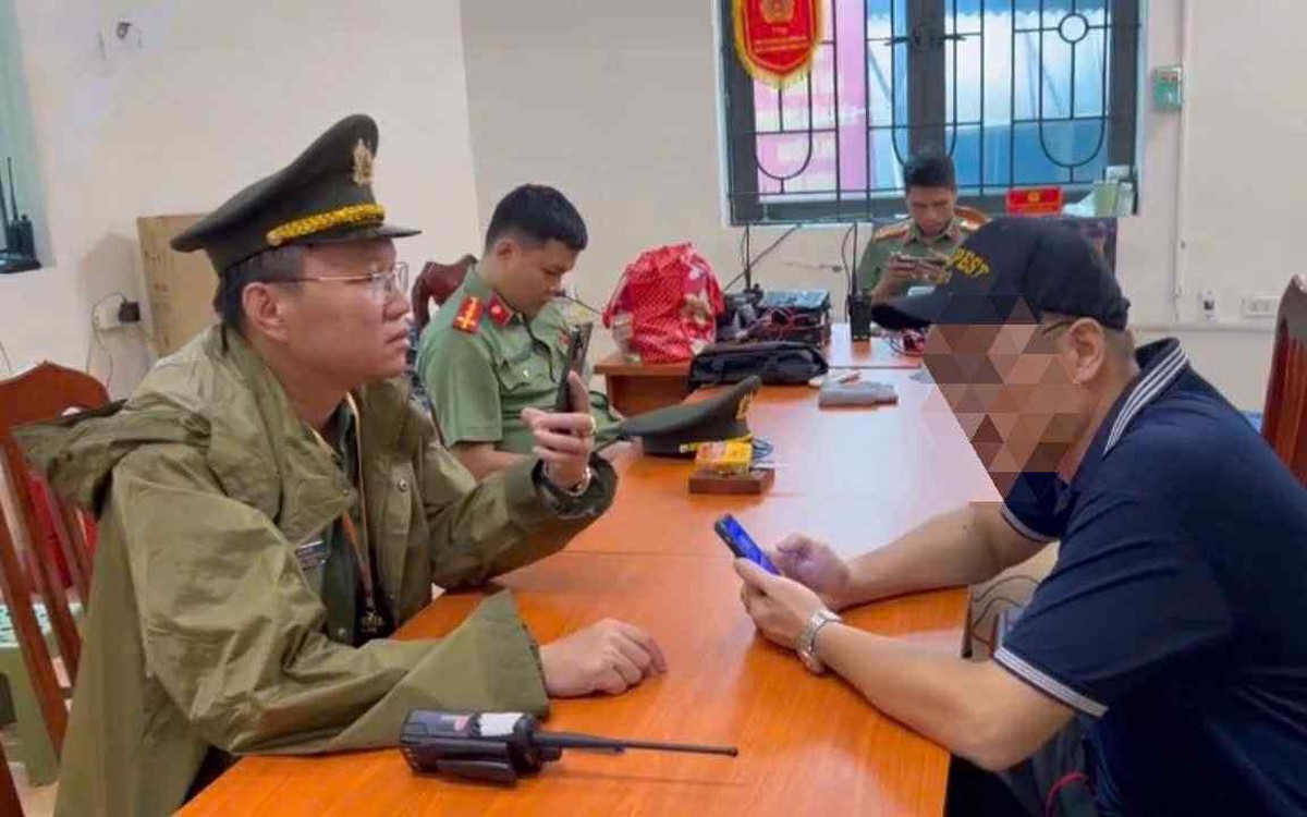 Công an Hà Nội xử lý người đàn ông xếp ghế 'giữ chỗ' xem diễu binh rồi bán kiếm lời