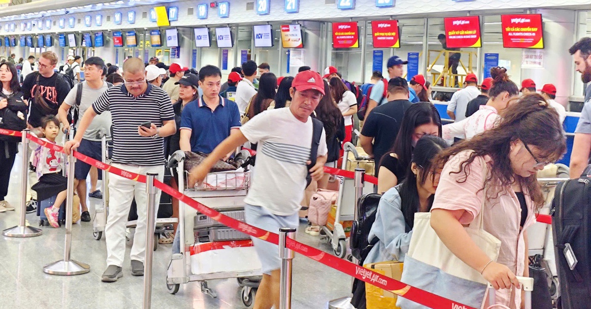 Giá vé máy bay Hà Nội tăng vọt, nhiều khách chọn bay đêm