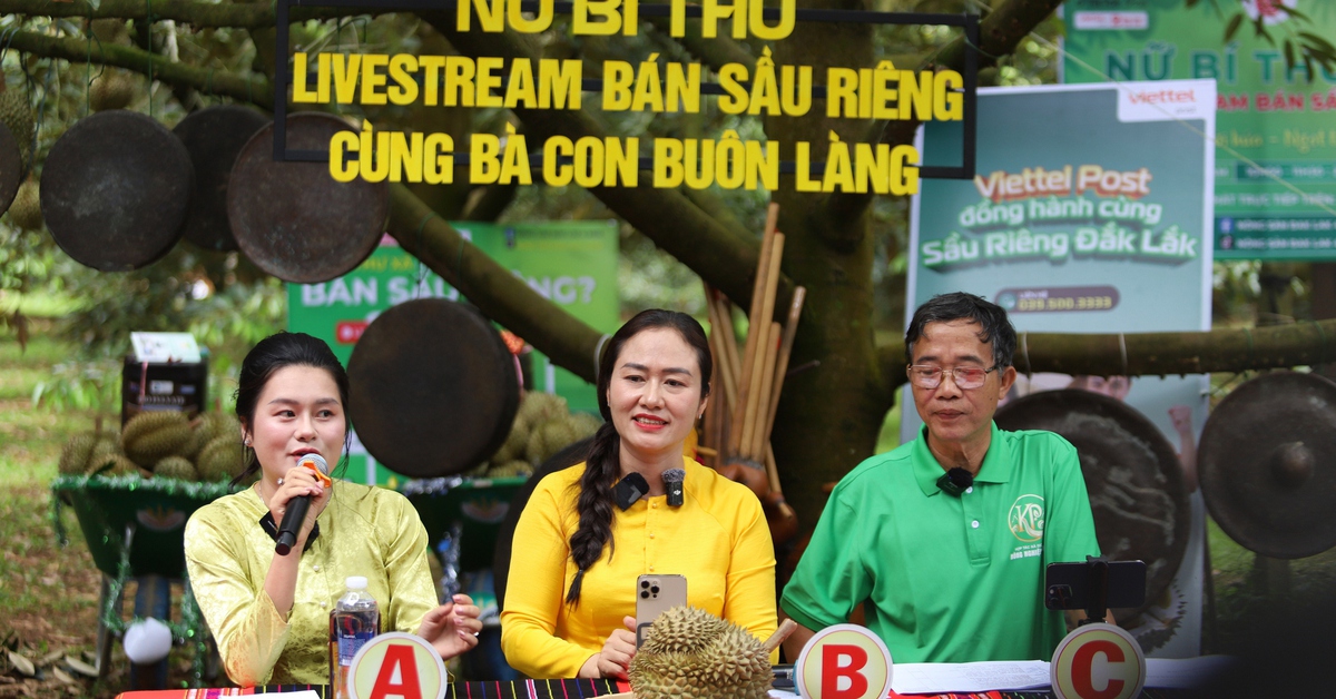 Nữ bí thư xã livestream bán sầu riêng trên mạng, mở hướng đi cho nông sản