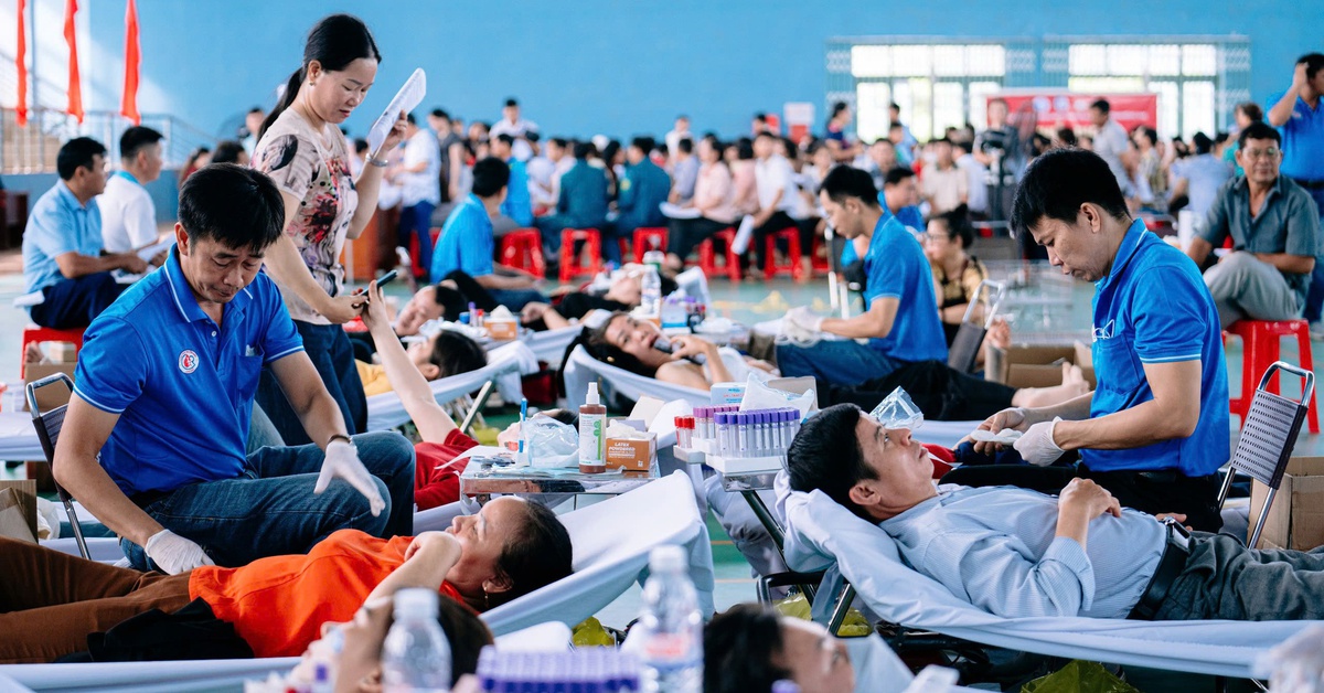 Câu chuyện cảm động trên hành trình 260km mang máu khẩn trương cứu người