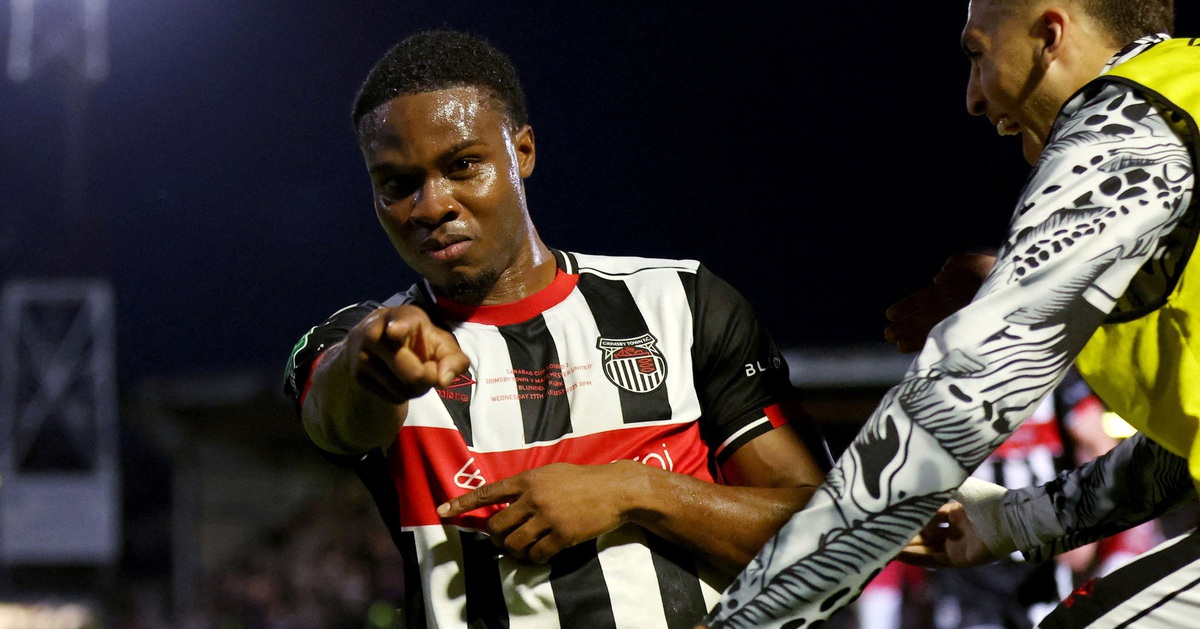Sốc với giá trị đội hình của Grimsby Town - đội bóng đánh bại Man United