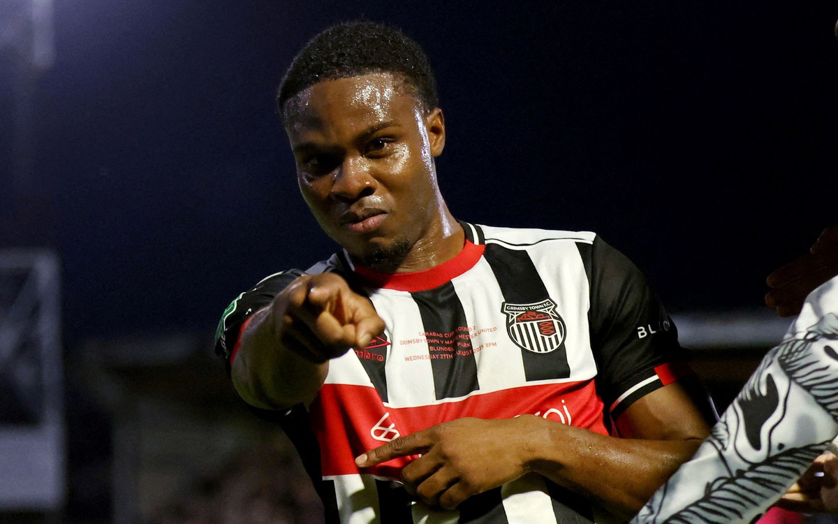 Sốc với giá trị đội hình của Grimsby Town - đội bóng đánh bại Man United