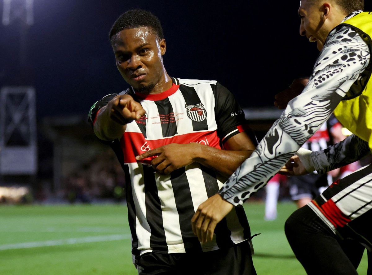 Sốc với giá trị đội hình của Grimsby Town - đội bóng đánh bại Man United