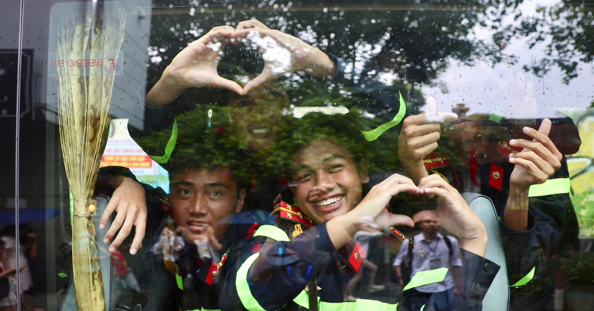 Các chiến sĩ A80 chiều lòng dân với loạt khoảnh khắc 'yêu xỉu'