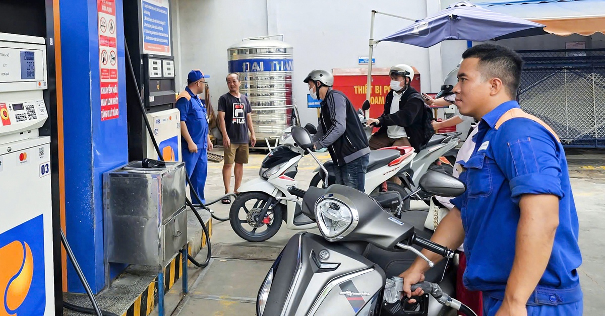 Giá xăng lên hơn 20.300 đồng/lít