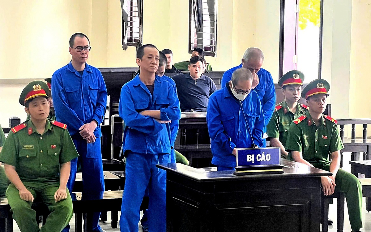 Nhận sổ đỏ của khách làm thủ tục nhưng 'biến' thành hồ sơ giả đem đi lừa đảo, 5 người lãnh án