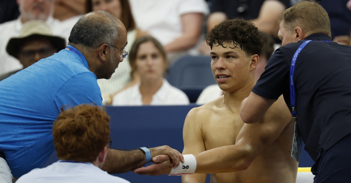 Cha sốt ruột trên khán đài, khuyên con trai bỏ cuộc ở US Open 2025