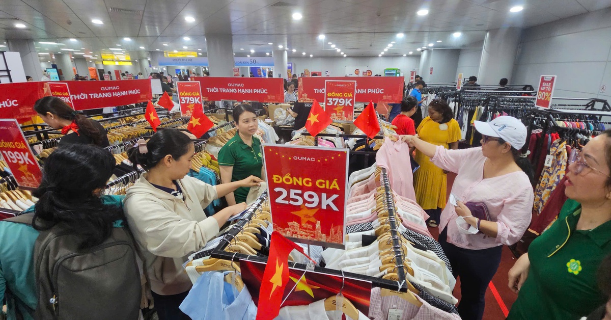 Người dân TP.HCM hào hứng săn hàng giảm giá đến 80%... 'dưới lòng đất'