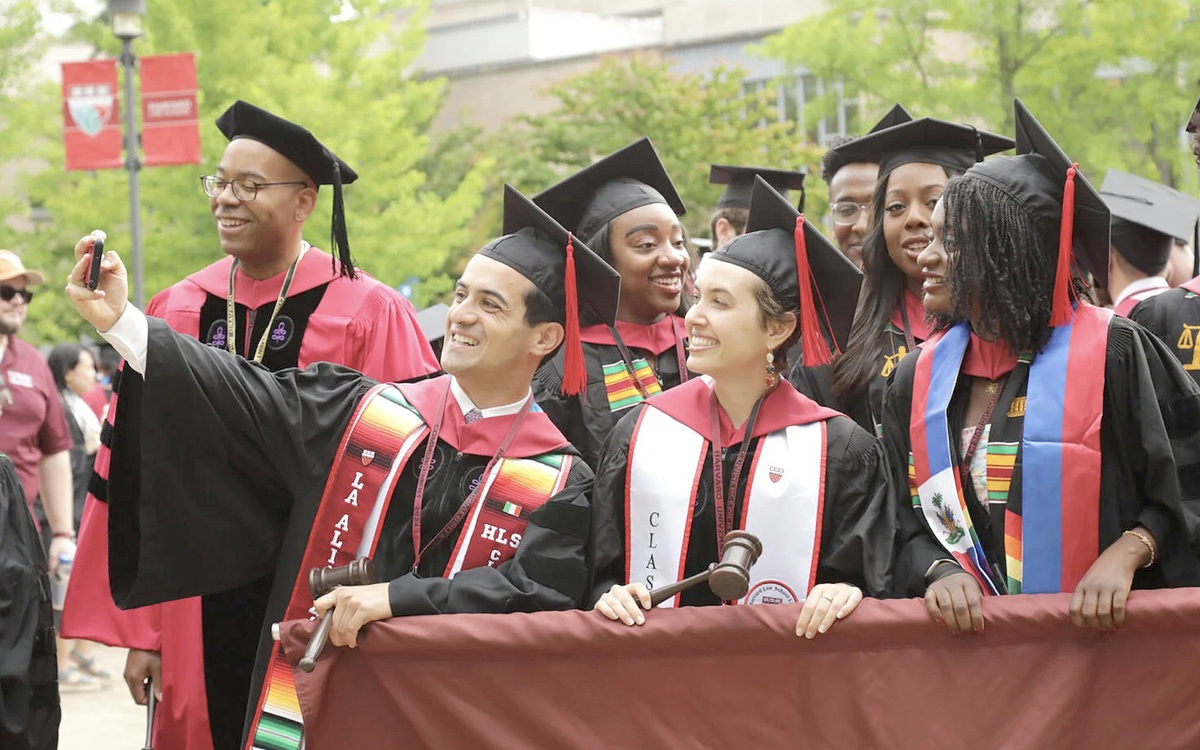 AI thu hẹp cơ hội việc làm của các cử nhân