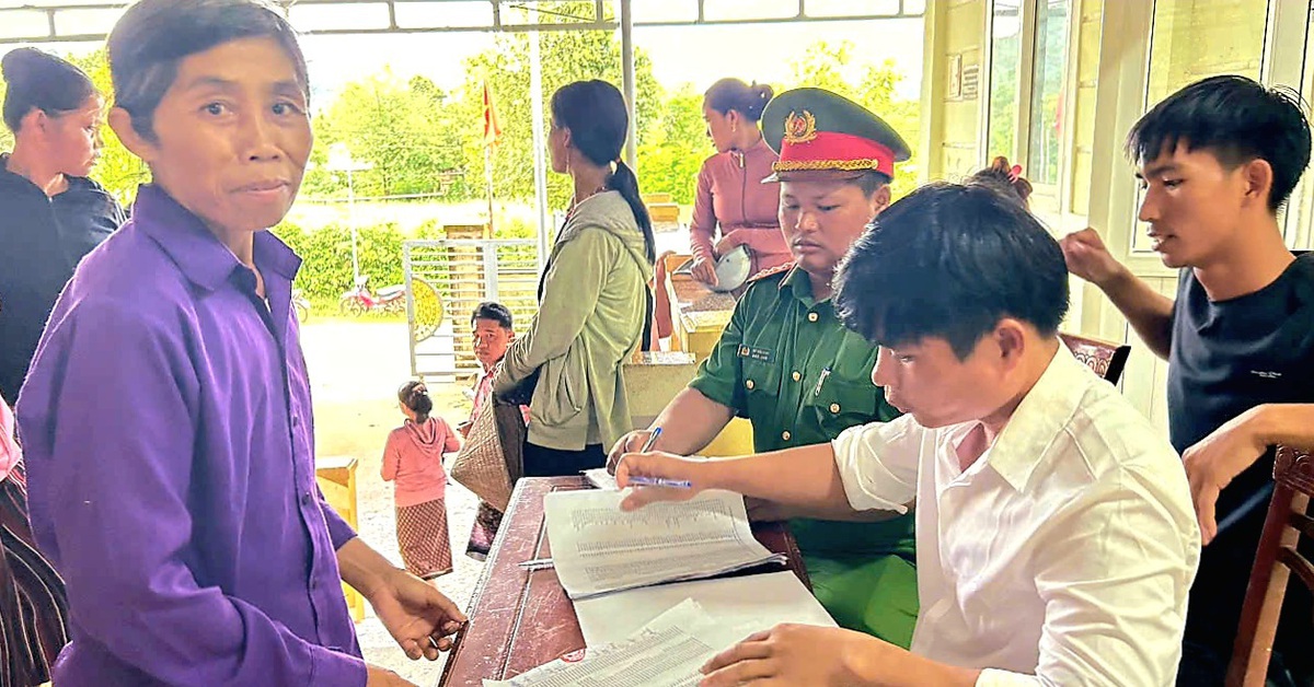 Một xã hoàn thành phát tiền quà Quốc khánh 2-9, người dân cười tươi như được mùa